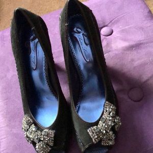 Black pumps with stone bows